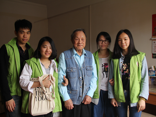 爷爷与志愿者的合照