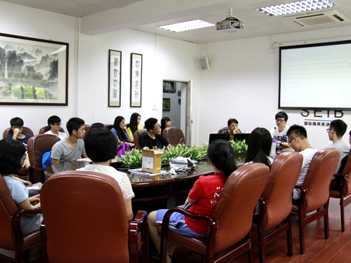 “人才库”员工认真听讲