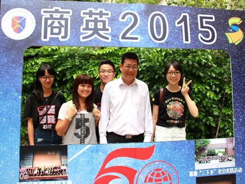 仲董事长与新生及志愿者合影