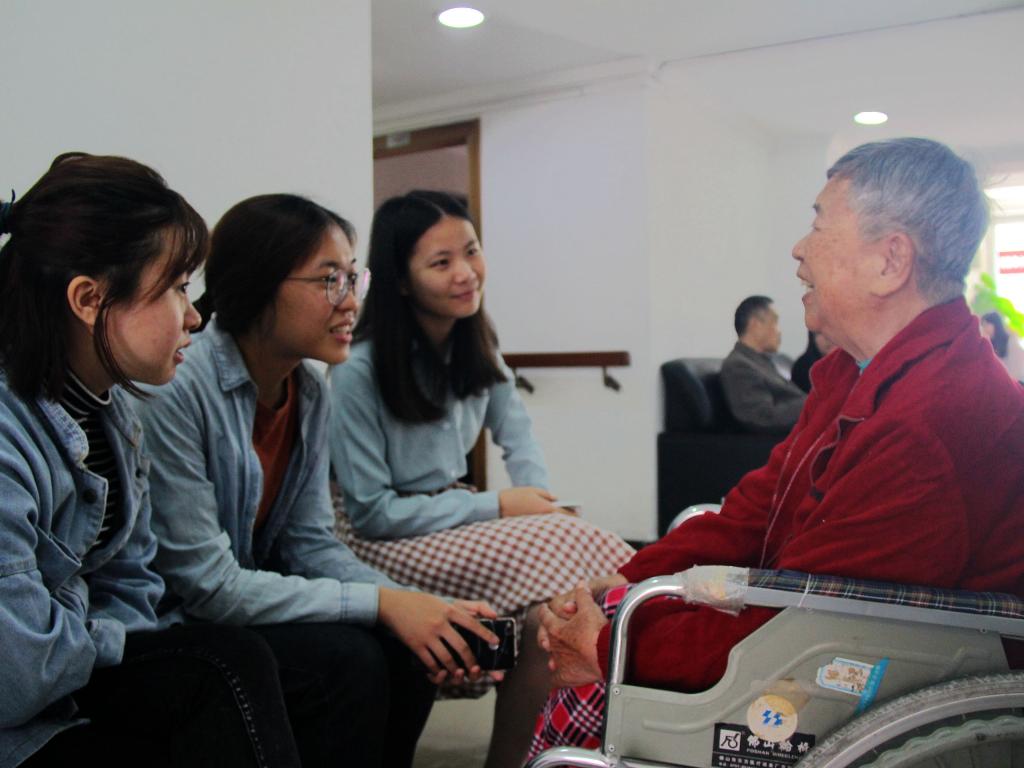 志愿者们陪老人聊天