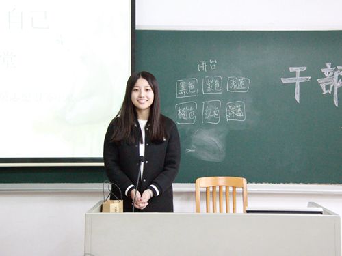 罗好给党建的干事们培训化妆与礼仪知识