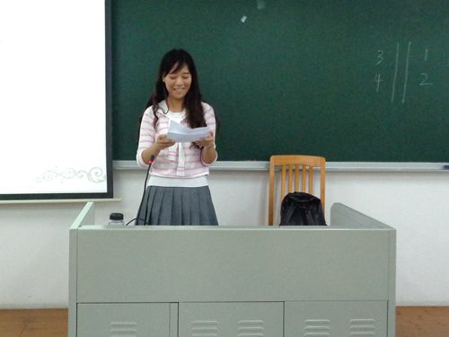 主持人宣布培训会开始