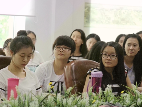 同学们专注听讲