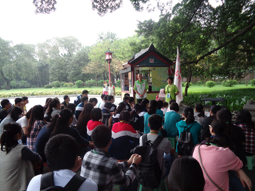 志愿者们在听讲