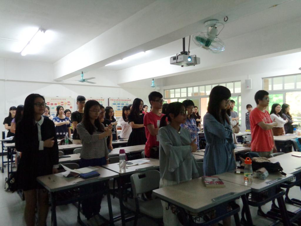 志愿者跟随副站长学习志愿动作