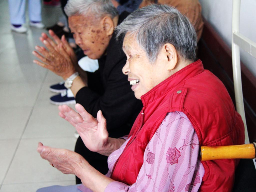 老人们沉浸在歌声中