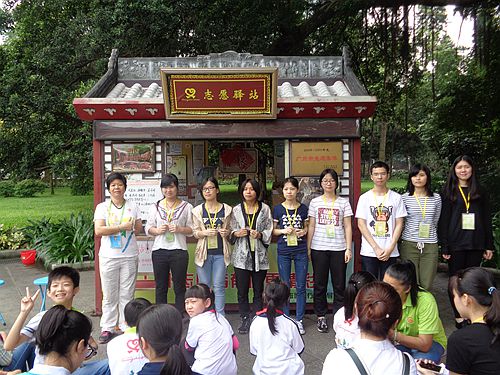 老员工志愿者接受志愿者勋章