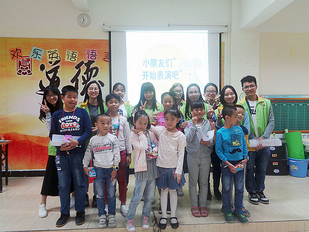 志愿者和小朋友合照