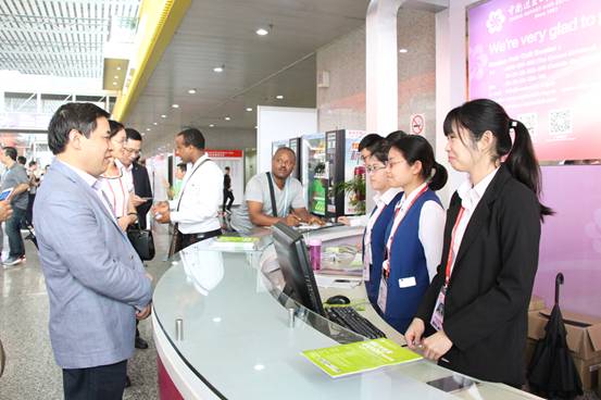 图4 焦方太看望实习员工2